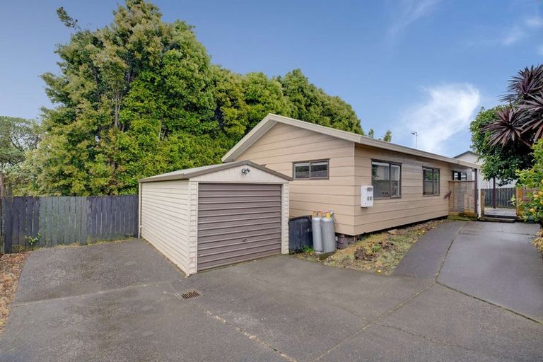 Photo of property in 2/10 Kirklow Place, Goodwood Heights, Auckland, 2105