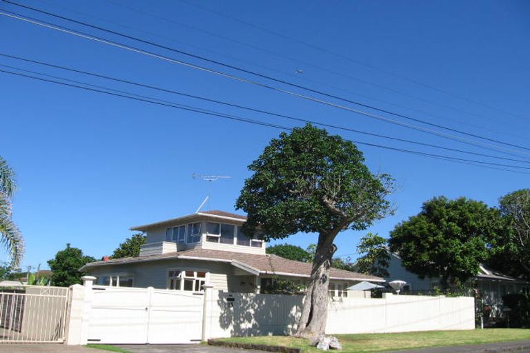 Photo of property in 13 Ocean View Road, Milford, Auckland, 0620