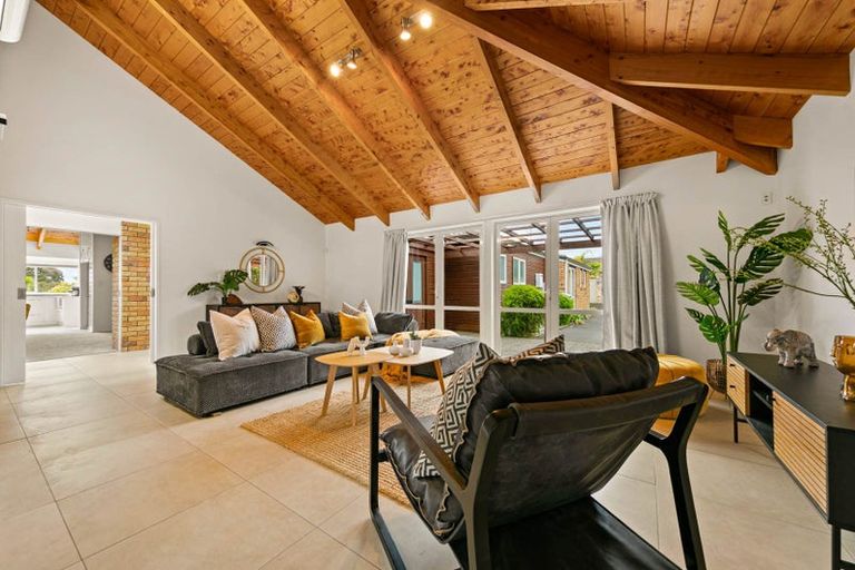 Photo of property in 18 Burgundy Park Avenue, Henderson, Auckland, 0612