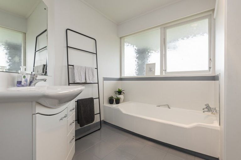 Photo of property in 52 Wikiriwhi Crescent, Awapuni, Palmerston North, 4412