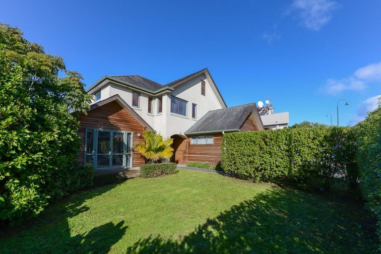 Photo of property in 76 Medallion Drive, Oteha, Auckland, 0632