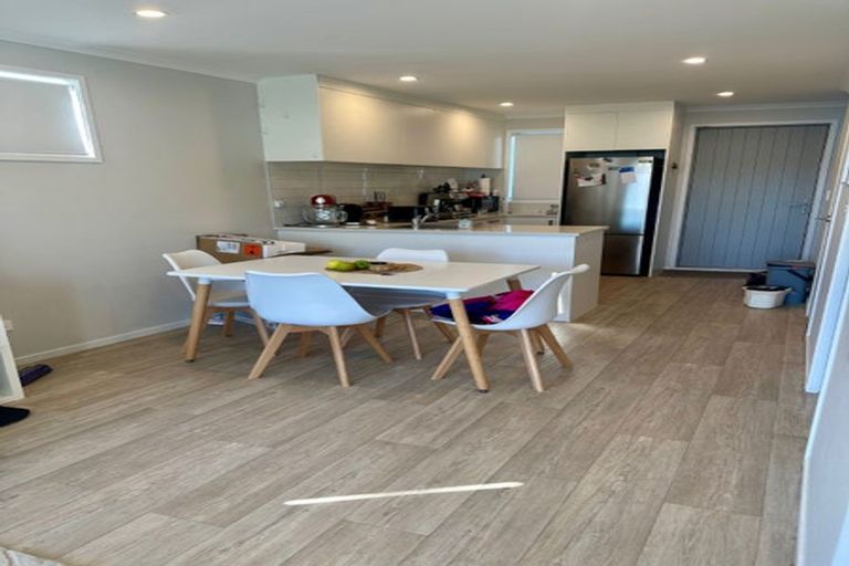 Photo of property in 1b Pavola Grove, Glenfield, Auckland, 0629