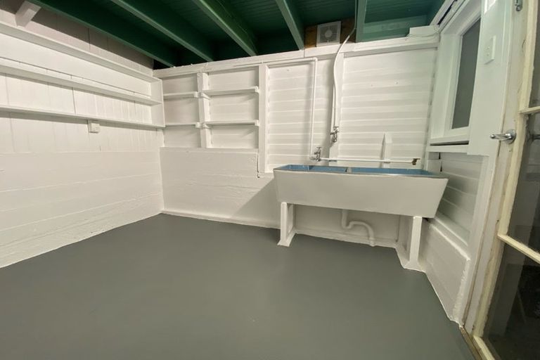 Photo of property in 43 Onewa Road, Northcote, Auckland, 0627