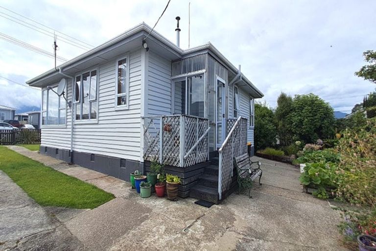 Photo of property in 162 Queen Street, Westport, 7825