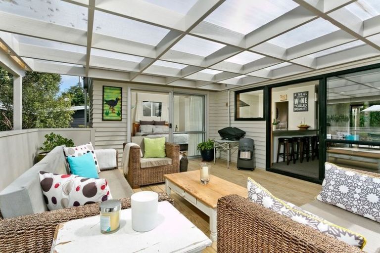 Photo of property in 2/33 Korotaha Terrace, Rothesay Bay, Auckland, 0630