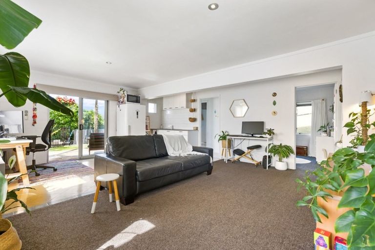 Photo of property in 10 Finn Place, Totara Vale, Auckland, 0629