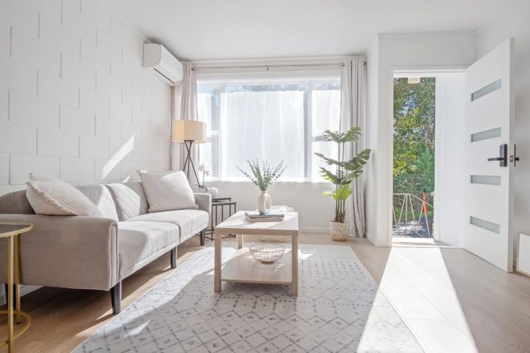 Photo of property in 2/134 Edmonton Road, Te Atatu South, Auckland, 0610