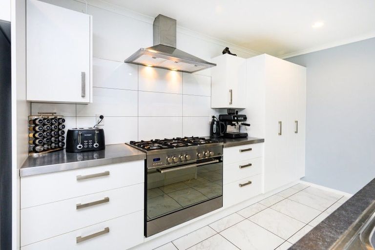 Photo of property in 17 Lorenzo Place, Kelvin Grove, Palmerston North, 4414