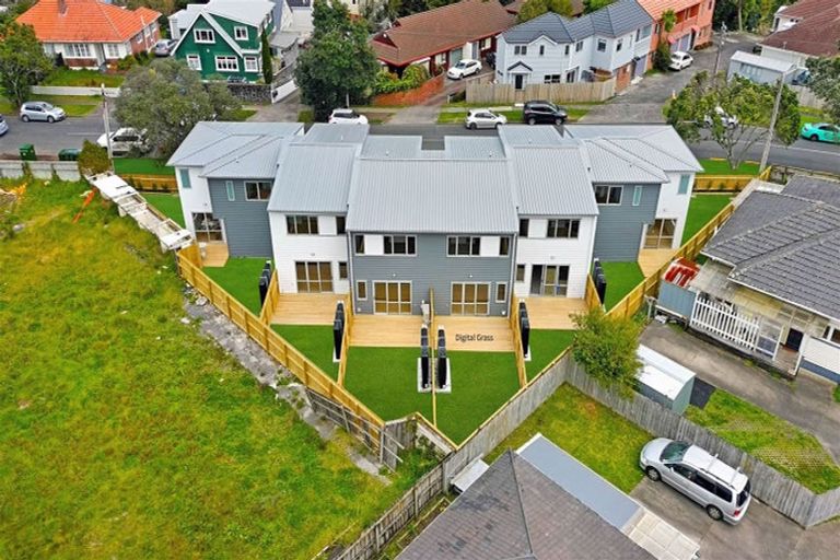 Photo of property in 11d Reid Road, New Lynn, Auckland, 0600