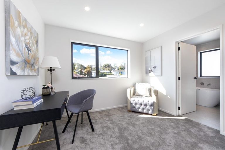 Photo of property in 3c Pendlebury Street, Green Bay, Auckland, 0604