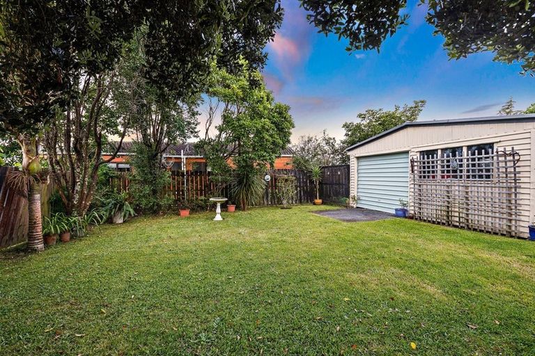 Photo of property in 2 Allington Road, Massey, Auckland, 0614