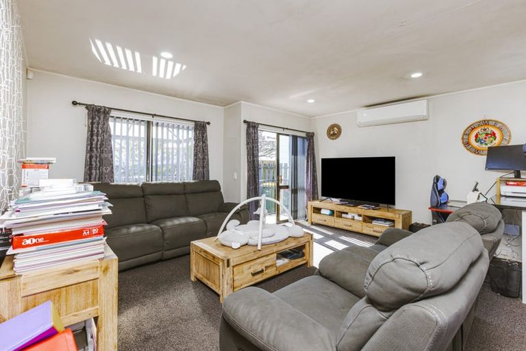 Photo of property in 16a Hatherley Place, Clendon Park, Auckland, 2103