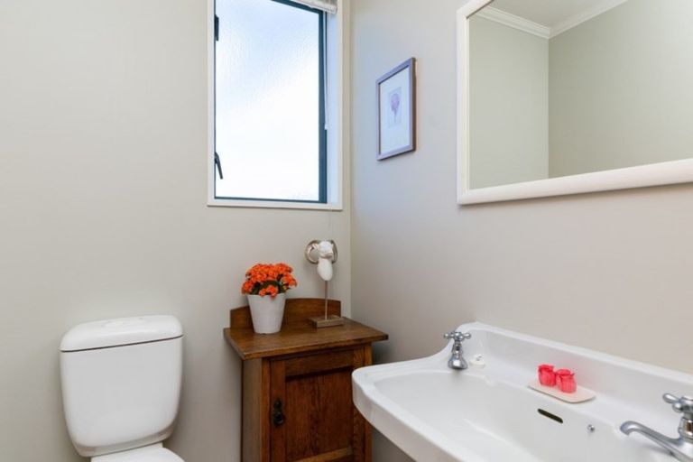 Photo of property in 46 Apuka Street, Brooklyn, Wellington, 6021