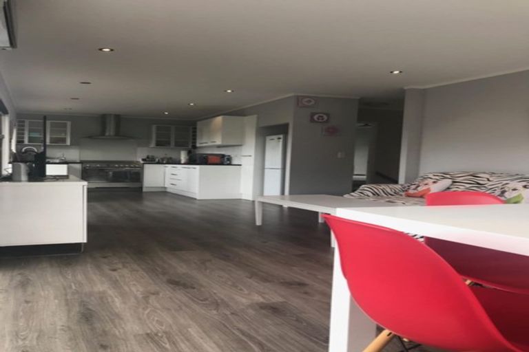 Photo of property in 2/18 Tiri View Place, Waiake, Auckland, 0630