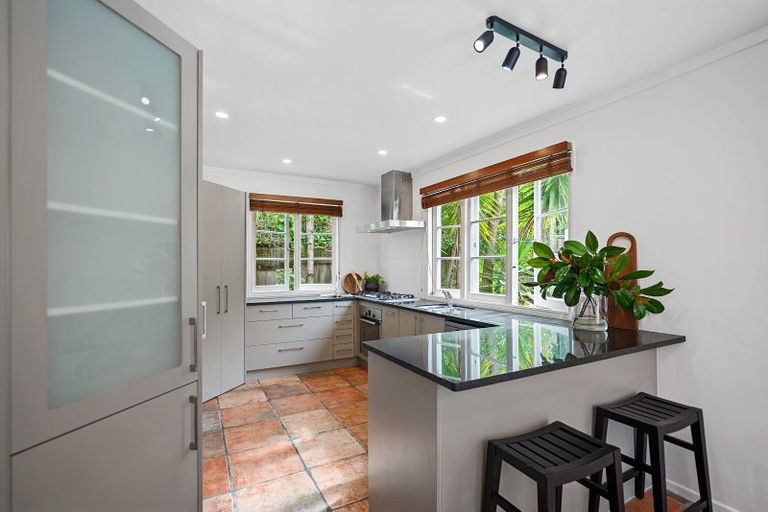 Photo of property in 194 Onewa Road, Birkenhead, Auckland, 0626