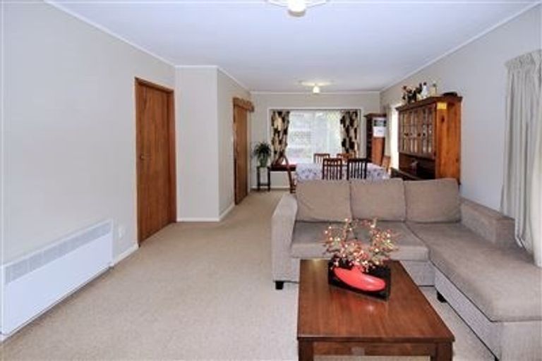 Photo of property in 1/15 Woodall Place, Totara Vale, Auckland, 0627