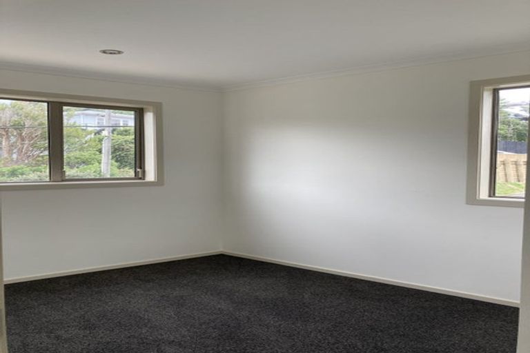 Photo of property in 4 Miles Crescent, Newlands, Wellington, 6037