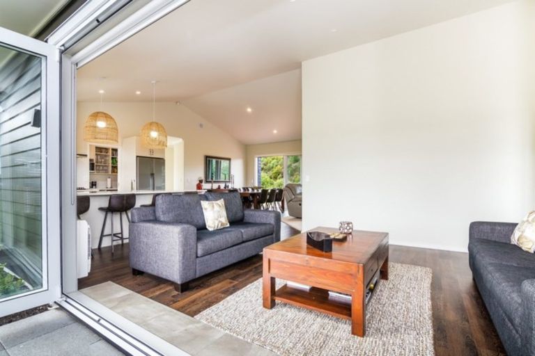 Photo of property in 1 Peregrine Place, Kinloch, Taupo, 3377
