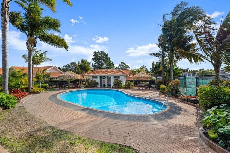 Photo of property in 31 Gillett Place, Botany Downs, Auckland, 2014