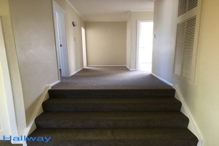 Photo of property in 34 Somes Crescent, Newlands, Wellington, 6037