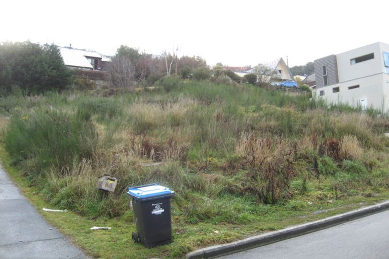 Photo of property in 70 Wynyard Crescent, Fernhill, Queenstown, 9300