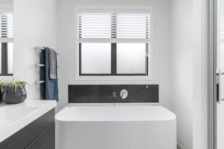 Photo of property in 11 Bale Road, Jacks Point, 9371