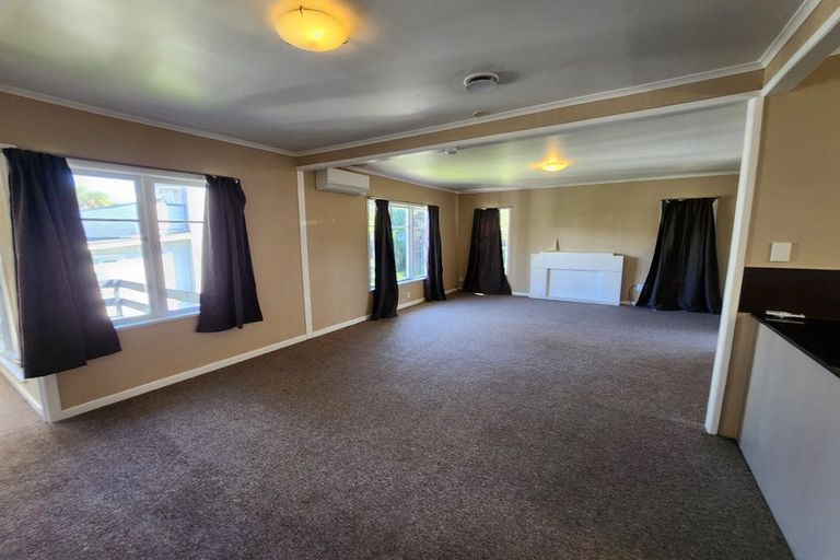 Photo of property in 27 Glenfern Road, Mellons Bay, Auckland, 2014