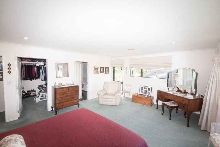 Photo of property in 6 Derry Hill, Churton Park, Wellington, 6037