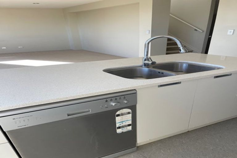 Photo of property in 18 Mulroy Place, Pinehill, Auckland, 0632