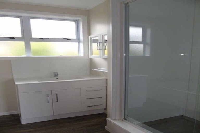 Photo of property in 38 Brooker Grove, Newlands, Wellington, 6037