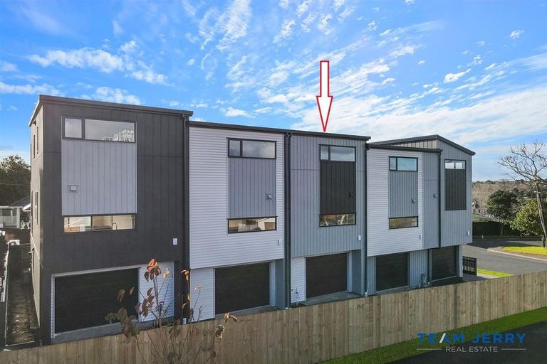 Photo of property in 3/26 Buscomb Avenue, Henderson, Auckland, 0610