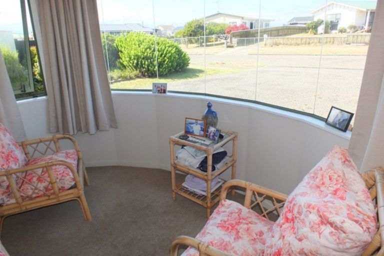 Photo of property in 17 Hennessy Street East, Foxton Beach, Foxton, 4815