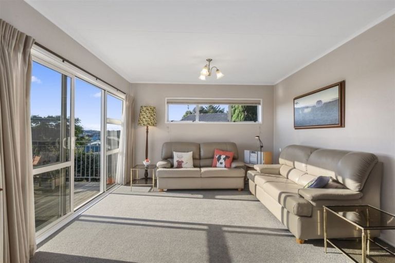Photo of property in 11 Valley View Road, Glenfield, Auckland, 0629