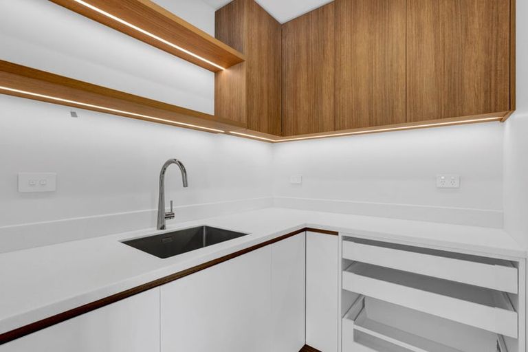 Photo of property in 9a Strandon Place, Strandon, New Plymouth, 4312