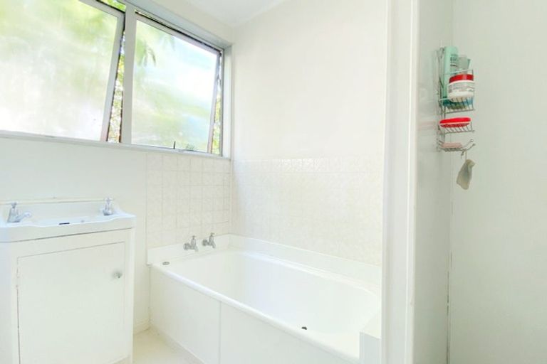 Photo of property in 10 Eastglen Road, Glen Eden, Auckland, 0602