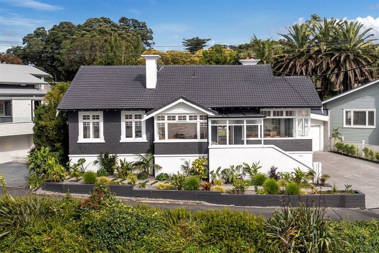 Photo of property in 16 Hinemoa Terrace, Birkenhead, Auckland, 0626