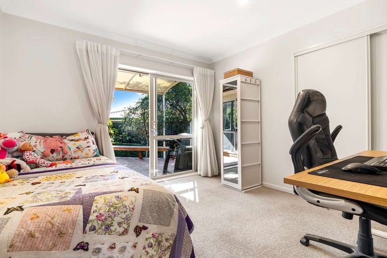 Photo of property in 15 Cabeleigh Drive, Helensville, 0800