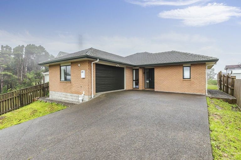 Photo of property in 52 Miles Crescent, Newlands, Wellington, 6037