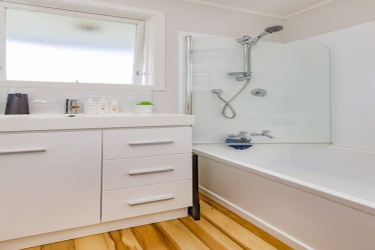 Photo of property in 17 Hamilton Drive, Waiuku, 2123