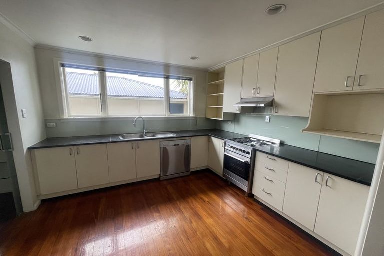 Photo of property in 2 Ilfracombe Place, Burnside, Christchurch, 8053