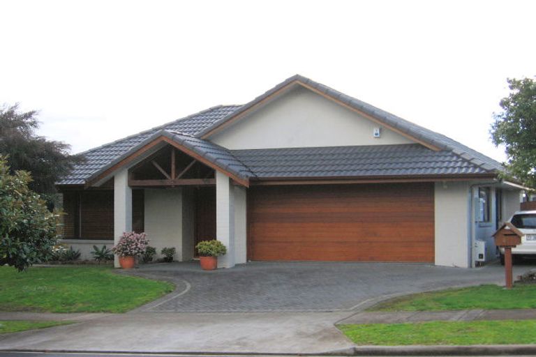 Photo of property in 4 Ridgefield Lane, East Tamaki Heights, Auckland, 2016