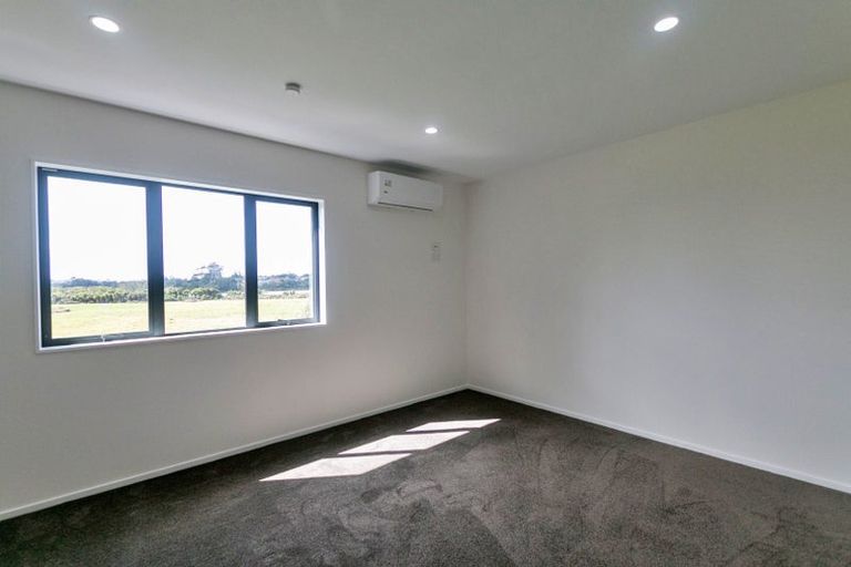 Photo of property in 17e Martin Place, Kelston, Auckland, 0602