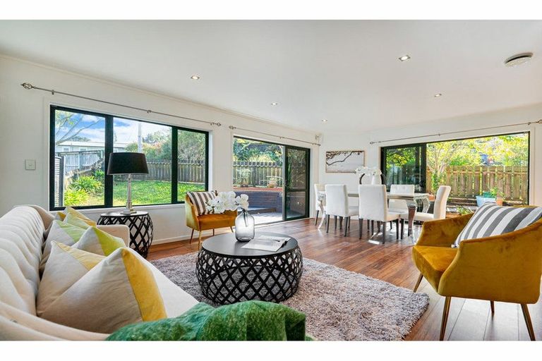 Photo of property in 17a Atkinson Road, Titirangi, Auckland, 0604