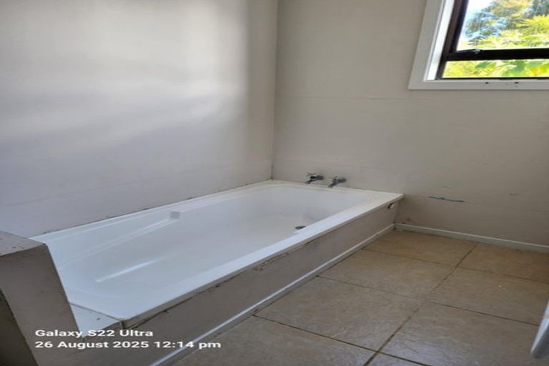 Photo of property in 26 Kingdale Road, Henderson, Auckland, 0610