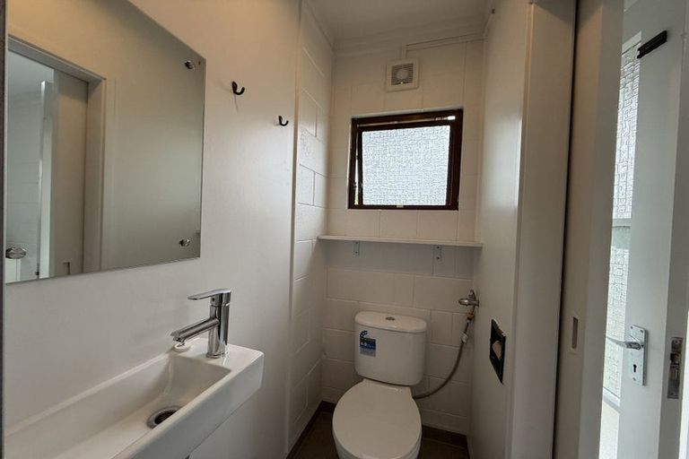 Photo of property in 2/22 Tui Glen Road, Birkenhead, Auckland, 0626