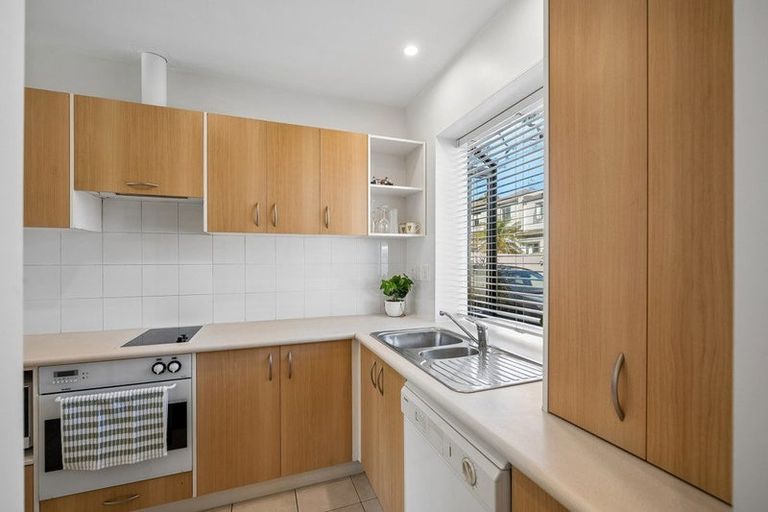 Photo of property in 8/9-13 Fields Parade, Oteha, Auckland, 0632