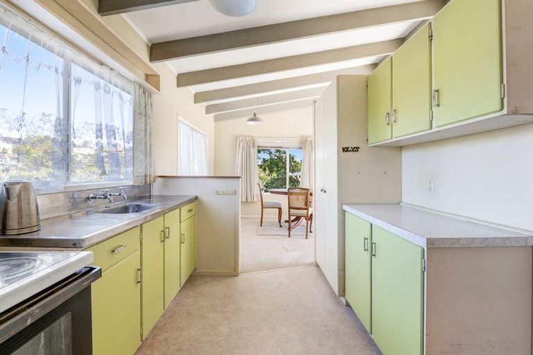 Photo of property in 16 Pohutukawa Avenue, Red Beach, 0932