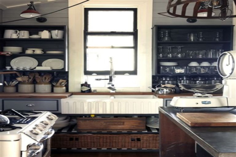 Photo of property in 1 Robertson Street, Russell, 0202