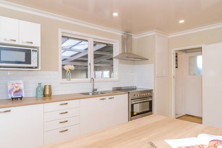 Photo of property in 16 Bettina Place, Manurewa, Auckland, 2102