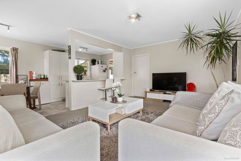 Photo of property in 60 Cobham Crescent, Kelston, Auckland, 0602